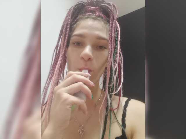 Snímky obrazovky vysielania TreshGirls