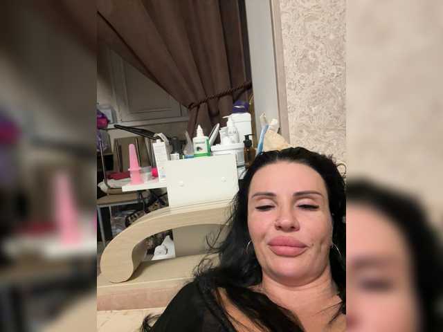 Snímky obrazovky vysielania VampIrina11