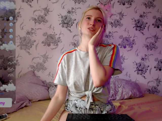 Fotografie whiteprincess 1 token = 1 splash on my white T-shirt (find out what's under it dear) #teen #new #young #chat #blueeyes