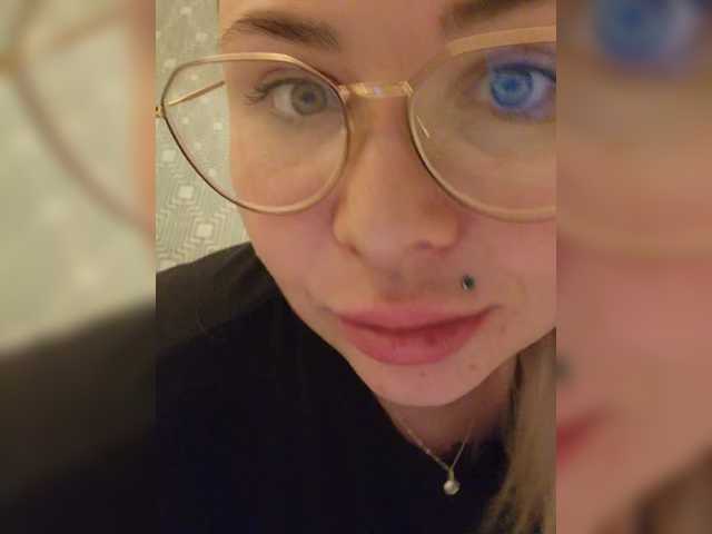 Snímky obrazovky vysielania YourFunnyBlondiee